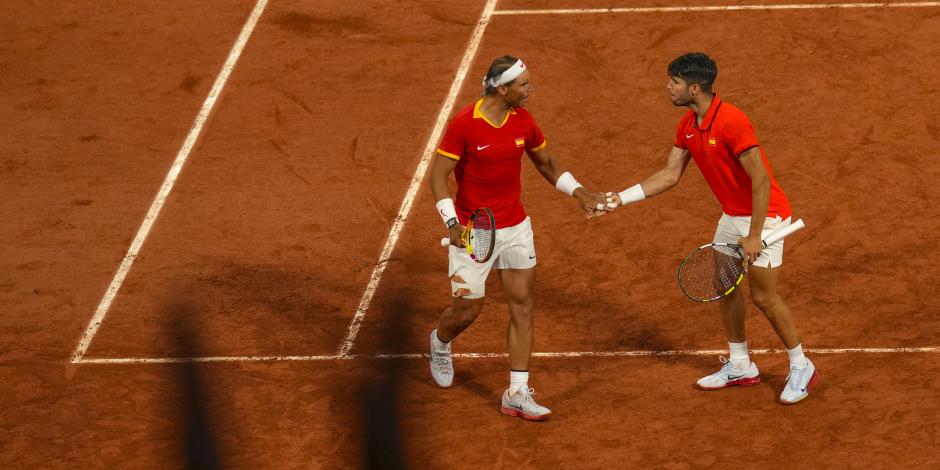 Rafael Nadal y Carlos Alcaraz celebran un punto en su partido de dobles ante los argentinos Andrés Molteni y Máximo González en París 2024.