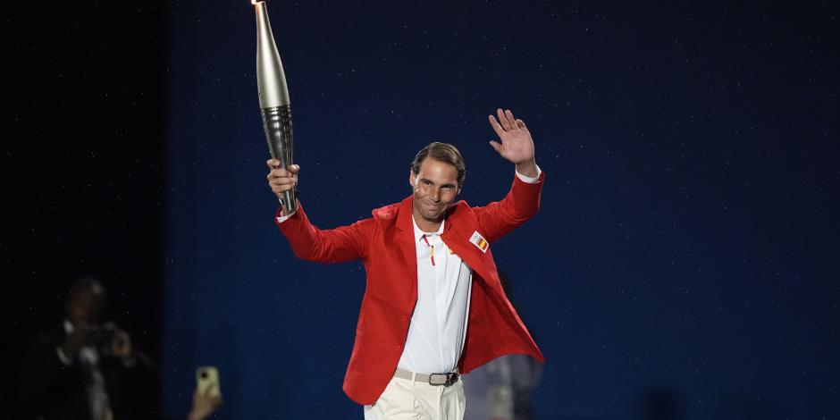Rafael Nadal con la antorcha olímpica durante la ceremonia inaugural de París 2024.