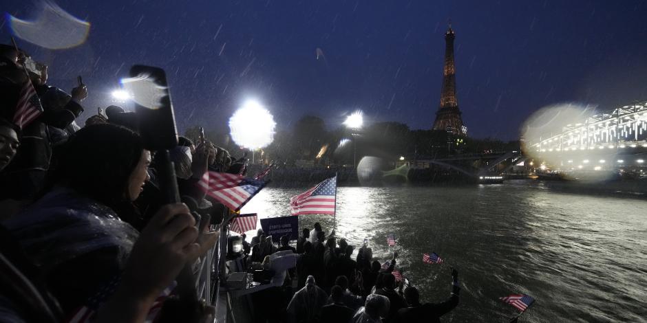 Integrantes del equipo de Estados Unidos navegan el río Sena durante la ceremonia de apertura de los Juegos Olímpicos París 2024