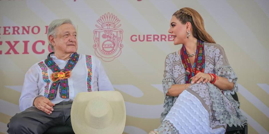 Evelyn Salgado, gobernadora de Guerrero, y el Presidente López Obrador en la inauguración de la carretera Las Cruces-Pinotepa Nacional.