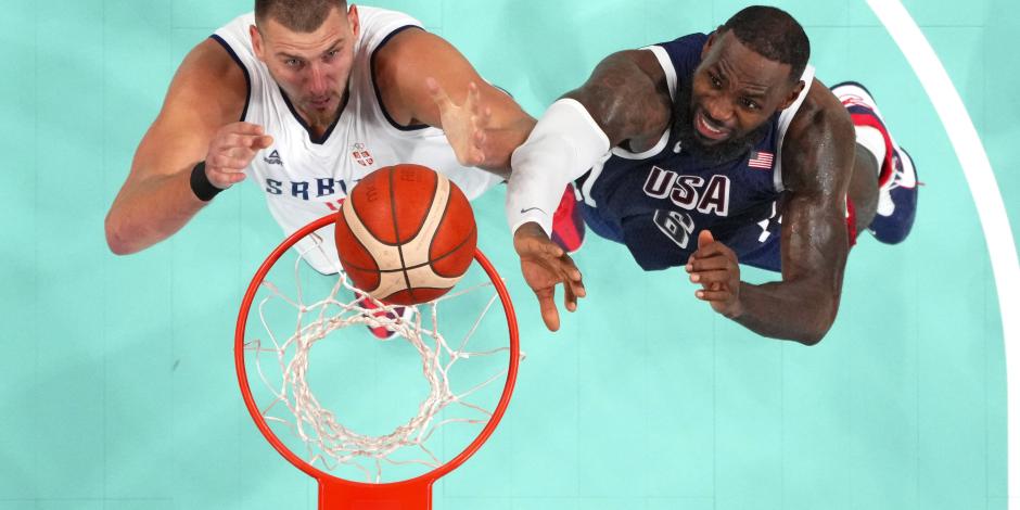 Lebron James encesta una canasta, ayer, en la Bercy Arena.