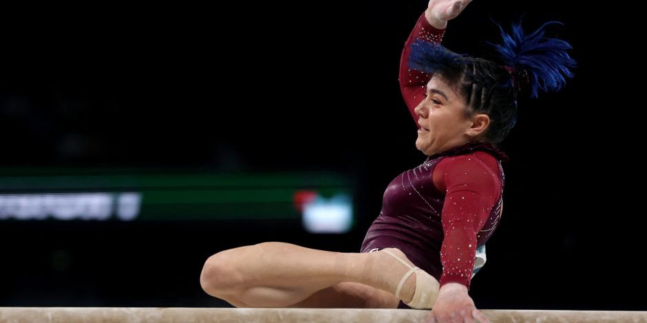 Alexa Moreno cae en la barra de equiibrio, ayer, en la Bercy Arena.