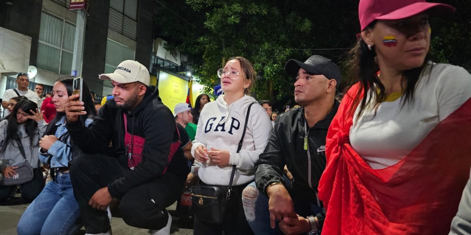 Venezolanos que radican en el país esperaron los resultados afuera de la embajada de Venezuela en México.