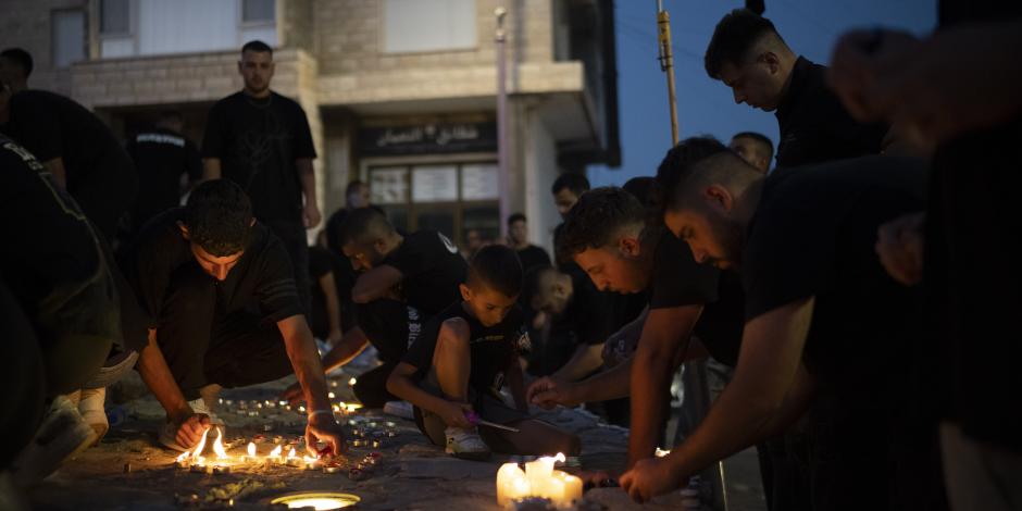 Familiares y residentes rinden honores a menores asesinados por Hezbolá, ayer.