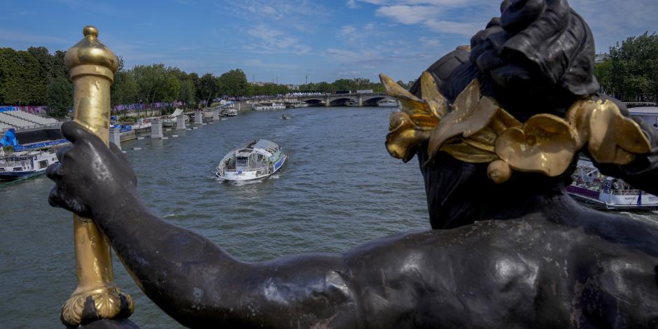 Una barcaza surca por el río Sena frente al puente Alexandre III durante los Juegos Olímpicos de París 2024