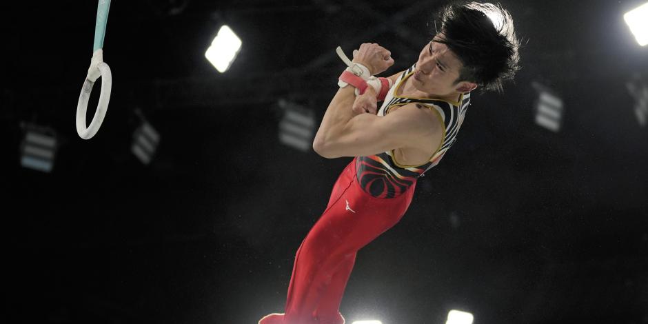 El japonés Kazuma Kaya en acción en la gimnasia artística varonil por equipos de París 2024.