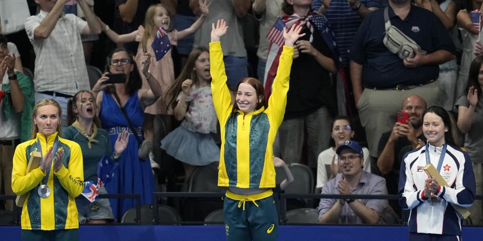 Mollie O'Callaghan festeja su oro tras imponer récord olímpico en los 200 metros libre femenil de natación en París 2024.