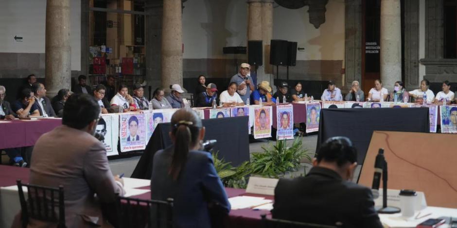 Sheinbaum se compromete a continuar con la búsqueda de la verdad tras reunión con familiares de los 43 de Ayotzinapa.