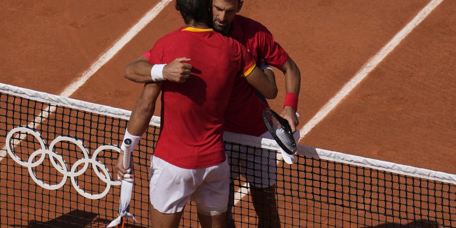 Los tenistas se dan un abrazo al término del partido de ayer.