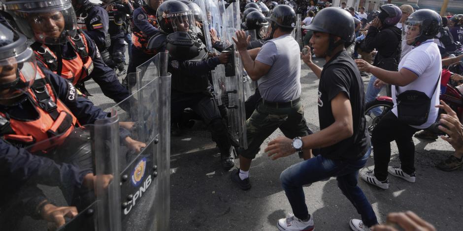 Manifestantes chocan con policías en calles de Venezuela en rechazo a la nueva reelección de Nicolás Maduro.