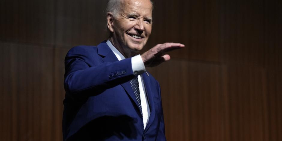 El presidente Joe Biden saluda a colegas y simpatizantes en un evento con motivo del 60 aniversario de los derechos civiles, ayer.