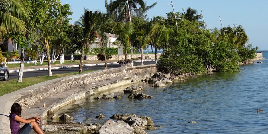 La productividad en el caribe mexicano aumentó en actividades comerciales e industriales; en foto: Bulevar de Bahía, Quintana Roo.