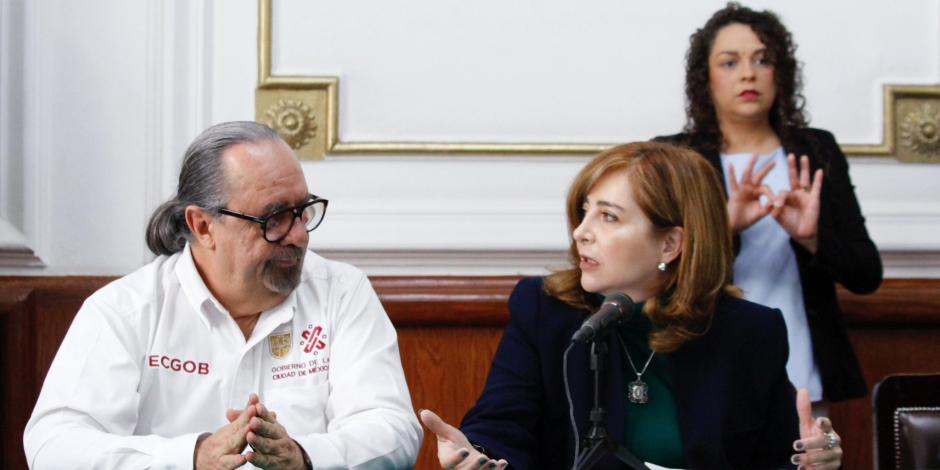 El secretario de Gobierno, Ricardo Ruíz Suárez, entregó a la presidenta de la Mesa Directiva del Congreso capitalino, Gabriela Salido, la iniciativa de vivienda.
