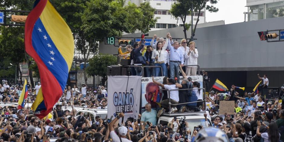 El candidato opositor a la presidencia de Venezuela, Edmundo González Urrutia, en una manifestación multitudinaria en Caracas, ayer.