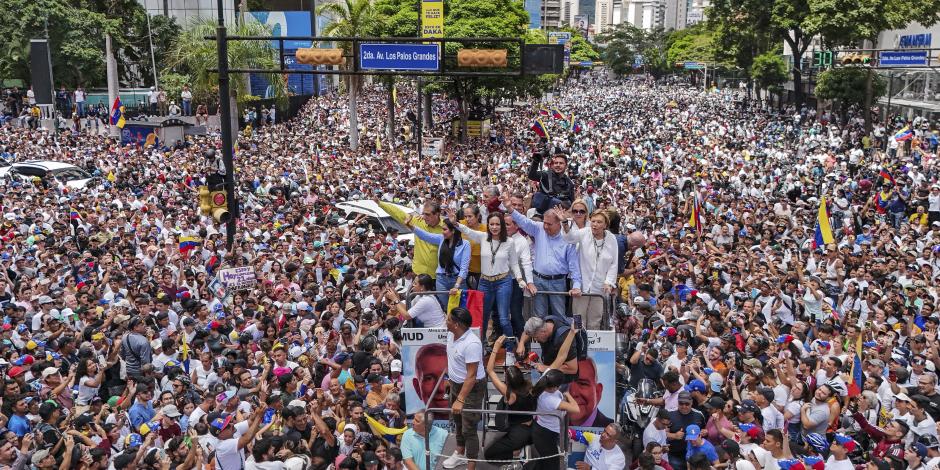 Los opositores María Corina Machado y Edmundo González congregan a miles en su lucha por  defender la democracia en Caracas, ayer.