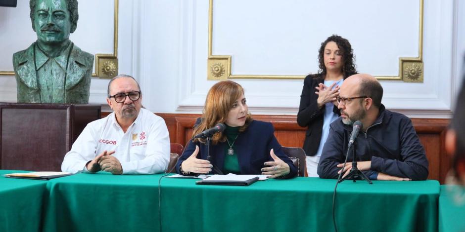 De izq. a der.: Ricardo Ruiz, Gabriela Salido e Inti Muñoz, en la entrega-recepción de la iniciativa sobre rentas, ayer.