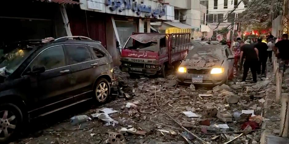 Una explosión en la capital de Líbano, ayer, deja múltiples escombros sobre autos.