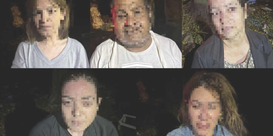 Cuatro mujeres y un hombre, durante el momento en que elementos de seguridad de Jalisco los rescataron, ayer.