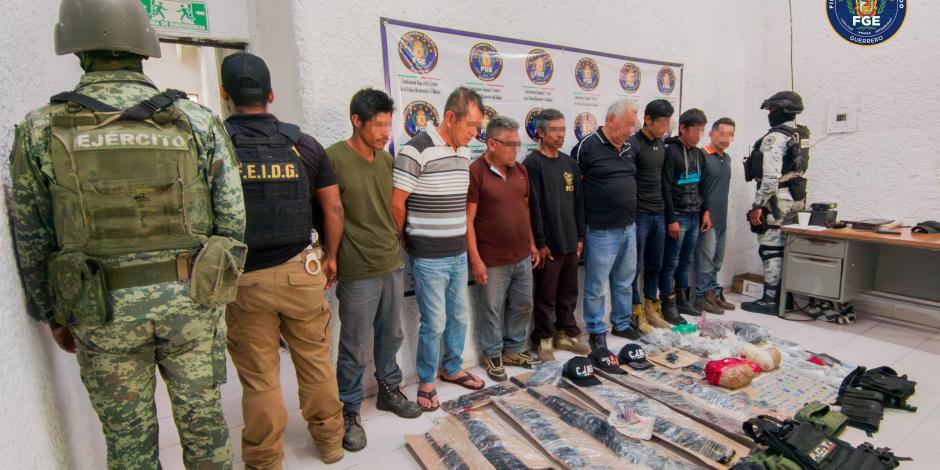 Elementos de seguridad de Guerrero aprehendieron a ocho hombres, a quienes aseguró ayer armas, droga, dinero y gorras con las siglas CJNG.