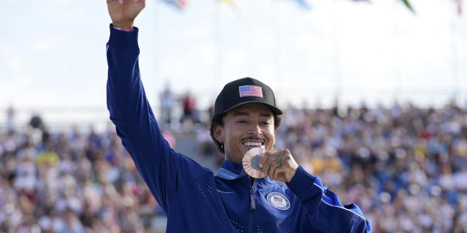 Nyjah Huston, de Estados Unidos, celebra su bronce en los Juegos Olímpicos París 2024