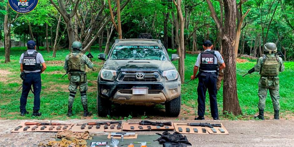 Personal de seguridad muestran los artículos incautados.