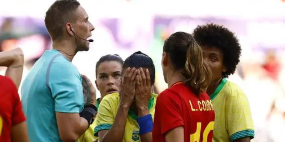 Marta sale entre lágrimas al ser expulsada en el partido contra España en los Juegos Olímpicos de París 2024