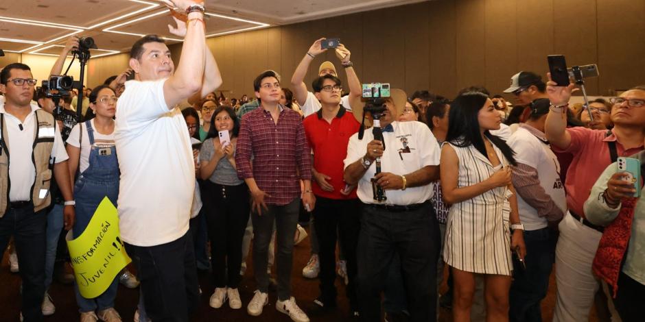 Alejandro Armenta presenta su plan de becas para que los jóvenes adquieran experiencia laboral desde sus estudios.