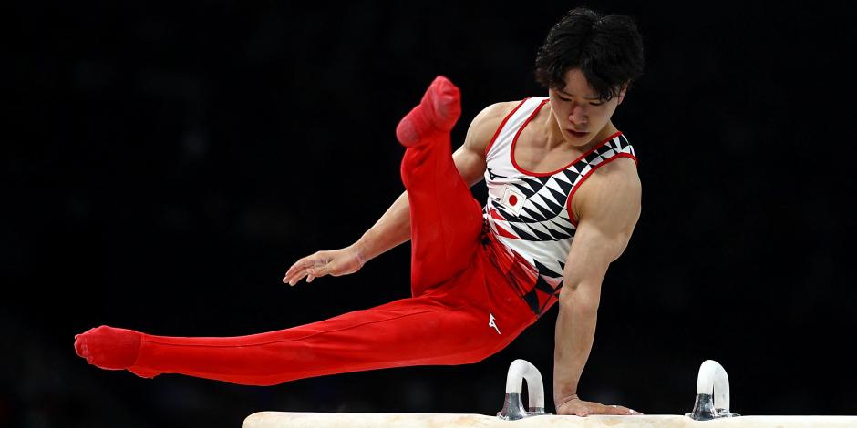 Shinnosuke Oka, de Japón en acción, sobre el caballo con arcos.