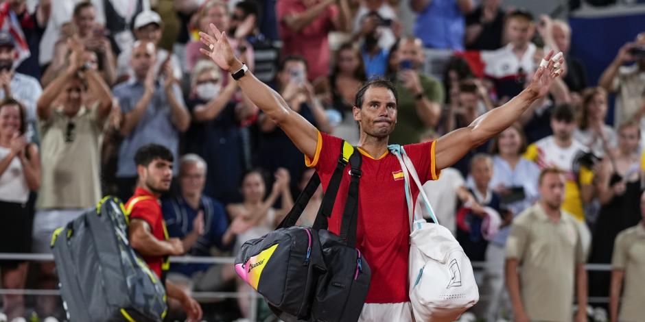 Rafael Nadal se despide de la afición, ayer, tras su caída con Carlos Alcaraz en dobles.
