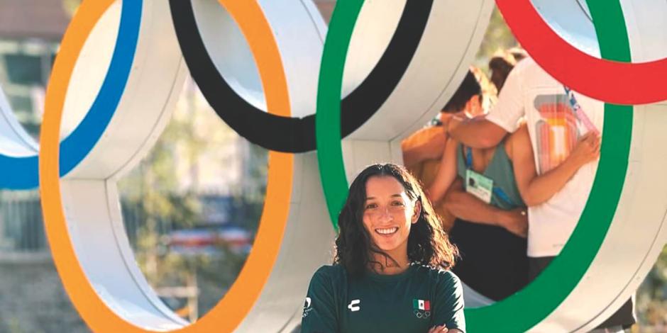 La triatleta se toma una foto en los aros olímpicos para celebrar que regresó a unos juegos veraniegos.