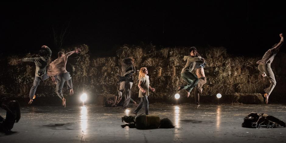 Bailarines, durante una de las escenas de la coreografía.