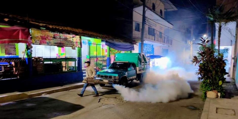 Vectores de Guerrero realizan trabajos de termo termonebulizacion en el municipio de Atoyac de Álvarez, para prevenir el dengue, zika, y chikungunya, ayer.
