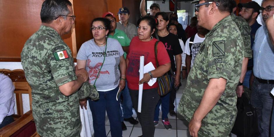 Integrantes de la Covaj, en el 27 Batallón de Infantería de Iguala, en imagen de archivo.