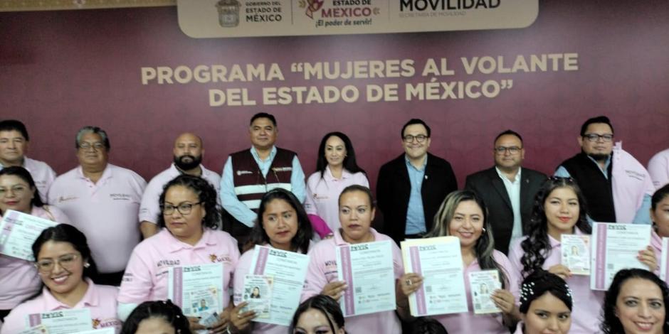 Las nuevas operadoras del transporte público, tras recibir su certificado, ayer.