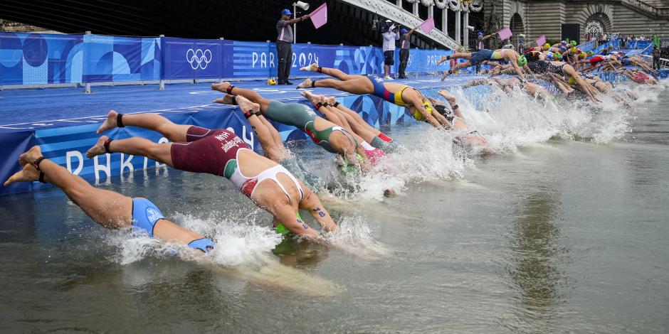 Deportistas se lanzan a las aguas del río Sena al inicio de la prueba femenina de triatlón de los Juegos Olímpicos París 2024