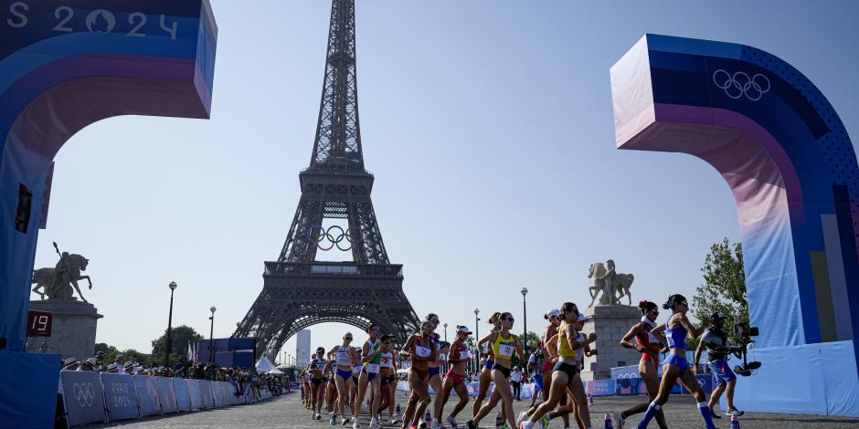 Las marchistas, ayer, mientras competían en las calles de Francia.