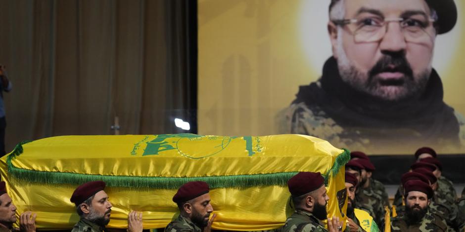 Combatientes de la milicia Hezbolá encabezan los funerales de Fuad Shukur al cargar su féretro, ayer, tras ser asesinado por Israel.