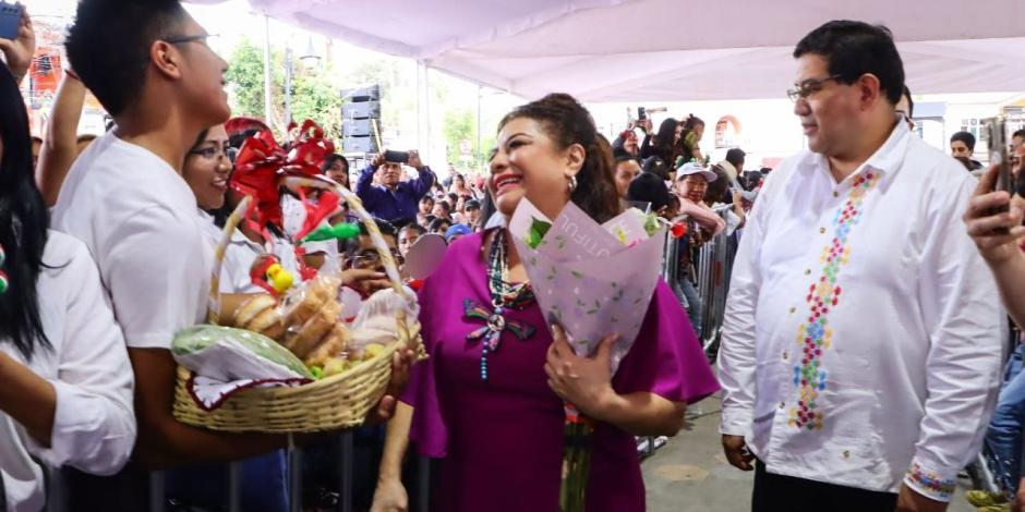 Clara Brugada durante su gira en la alcaldía Milpa Alta, ayer.