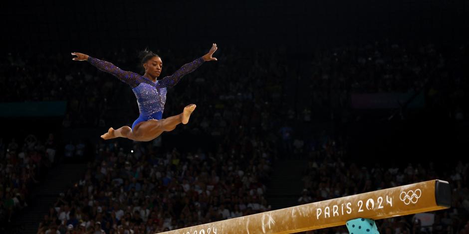 Simone Biles en una de sus rutinas, ayer, en Bercy Arena.