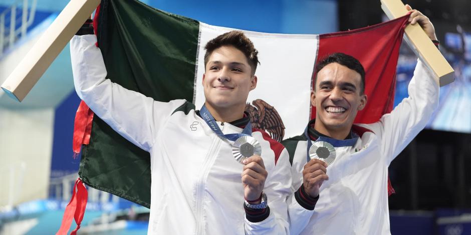 Osmar Olvera y Juan Celaya festejan con la medalla de plata de clavados sincronizados trampolín de 3m que consiguieron en los Juegos Olímpicos París 2024