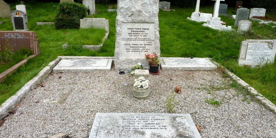 Lápidas de Joseph Conrad y su familia en el Cementerio  de Canterbury.