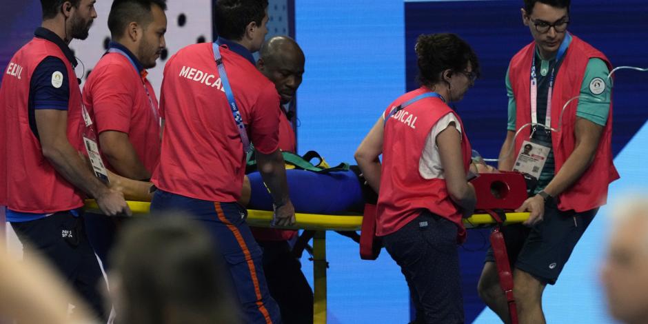 La eslovaca Tamara Potocka es sacada en camilla tras desmayarse al final de una eliminatoria de los 200 metros combinados de la natación de los Juegos Olímpicos París 2024