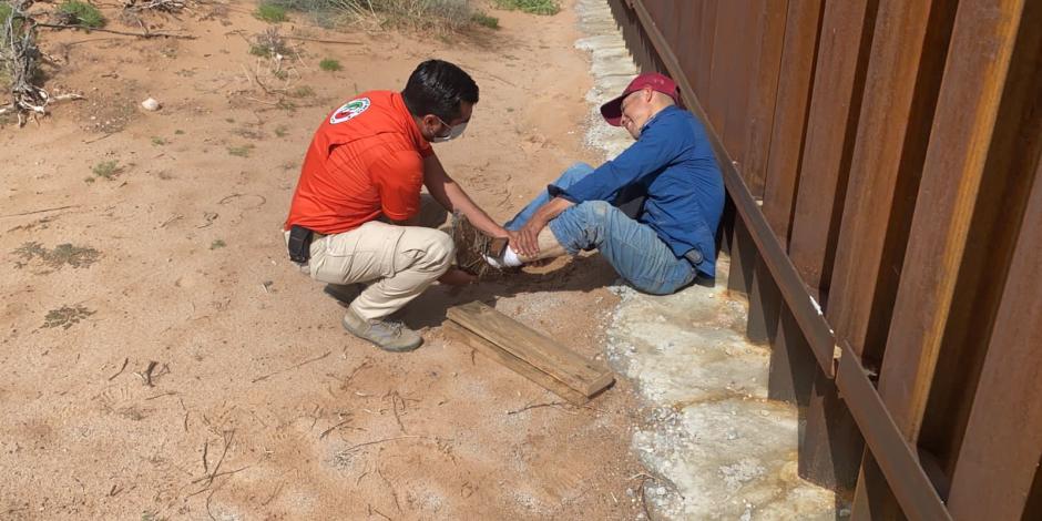 Un agente da apoyo a un ciudadano migrante.