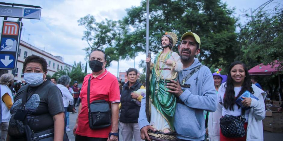 Fieles creyentes en su visita al templo, ubicado en el Centro de CDMX