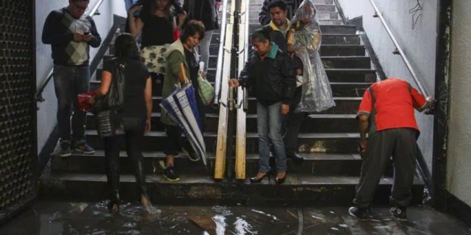 Implementan marcha lenta en el Metro CDMX por las lluvias que se registraron este día.