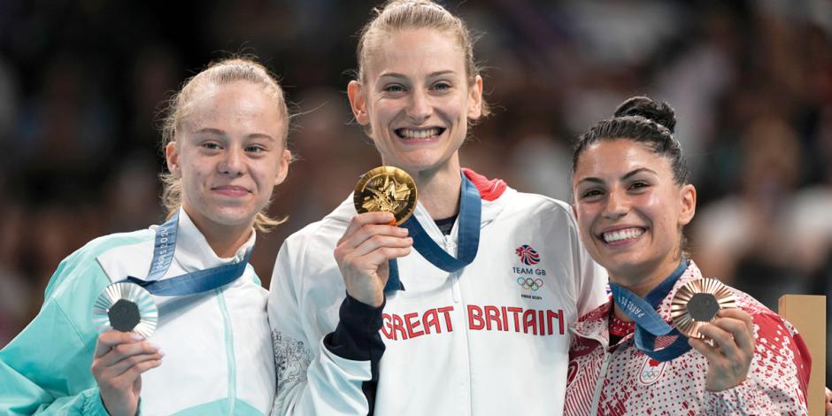 Viyaleta bardzilouskaya (izq.) luce su presea de plata en la Bercy Arena, ayer.