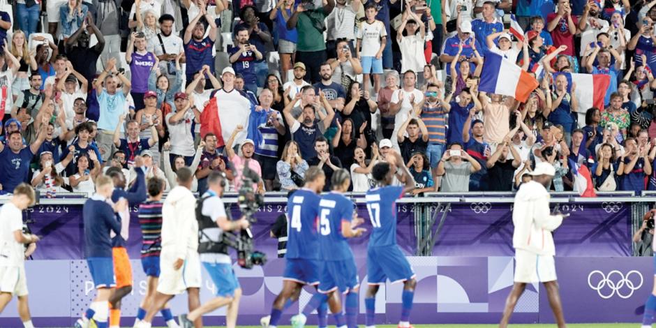 Los galos celebran con su afición el pase a la siguiente ronda.