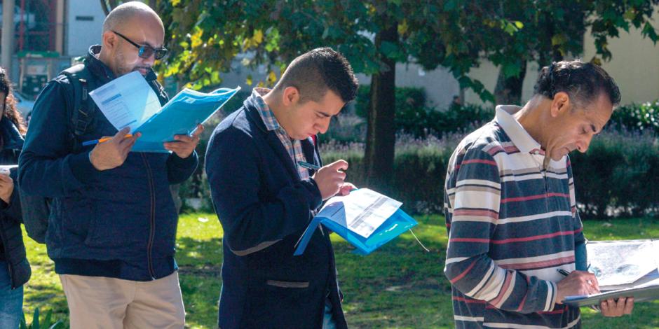 Hombres formados para dejar su solicitud en una feria de empleo en Toluca, Edomex, el 23 de octubre de 2023.