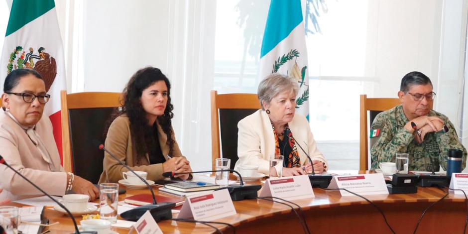 Autoridades de México y Guatemala en una reunión ayer.