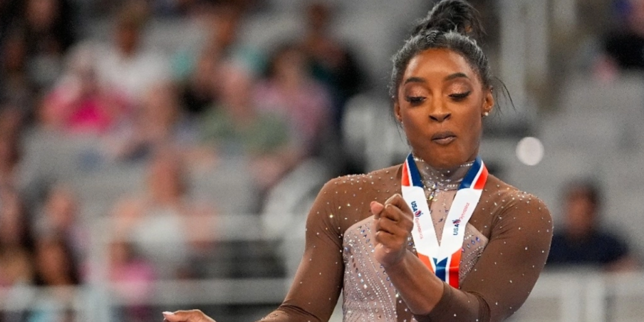 Simone Biles reacciona a su victoria durante el campeonato de gimnasia en Estados Unidos